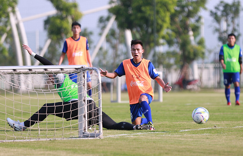 Công Phượng chấn thương, thẫn thờ nhìn Olympic Việt Nam 'luyện công'