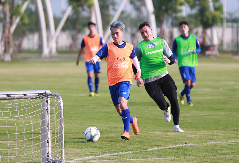 Công Phượng chấn thương, thẫn thờ nhìn Olympic Việt Nam 'luyện công'