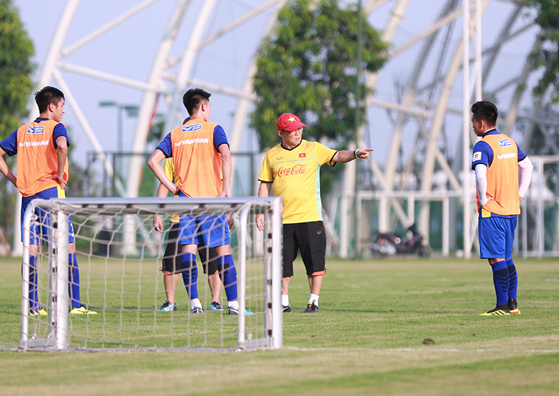 Công Phượng chấn thương, thẫn thờ nhìn Olympic Việt Nam 'luyện công'