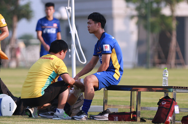 Công Phượng chấn thương, thẫn thờ nhìn Olympic Việt Nam 