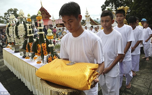 Xem đội bóng thiếu niên Thái Lan xuống tóc đi tu