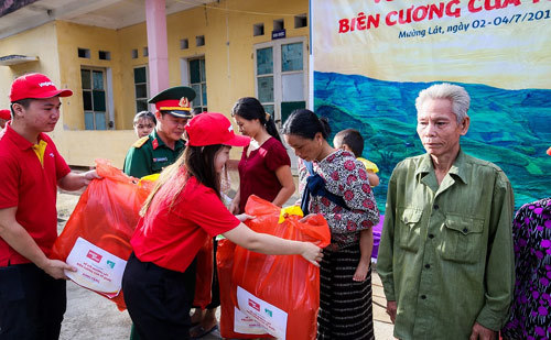 Vietjet tri ân gia đình chính sách ở Mường Lát