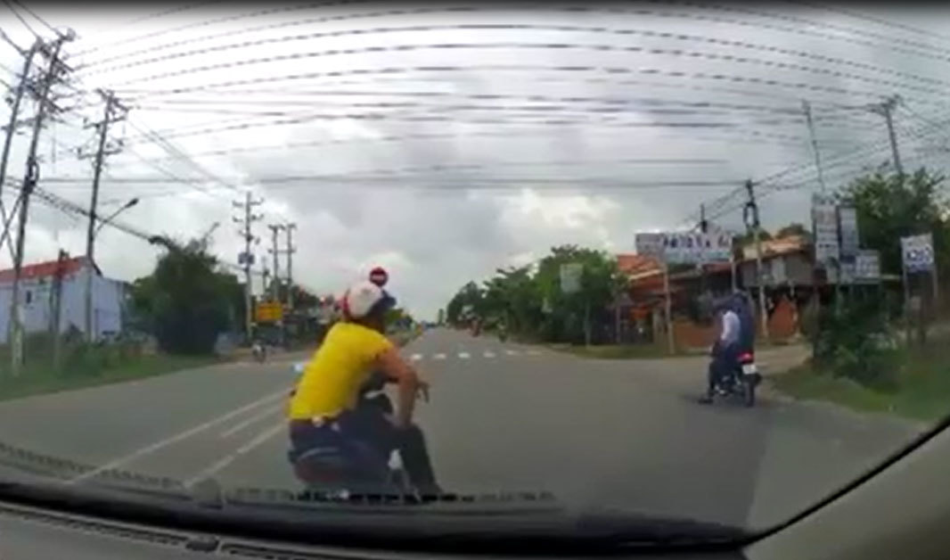 Thanh niên đi xe máy đánh võng, dừng trêu ngươi tài xế ô tô