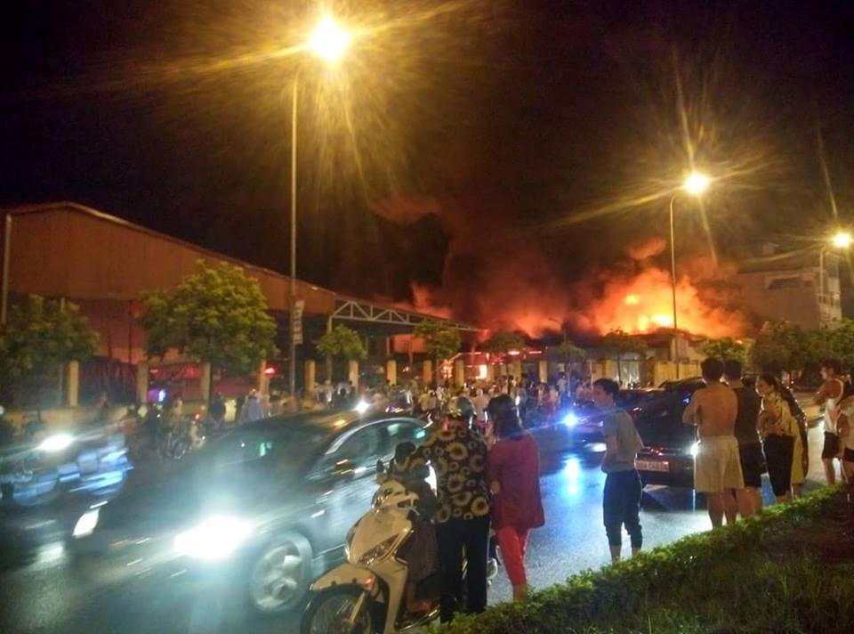 Cháy dữ dội chợ Gạo ở TP Hưng Yên