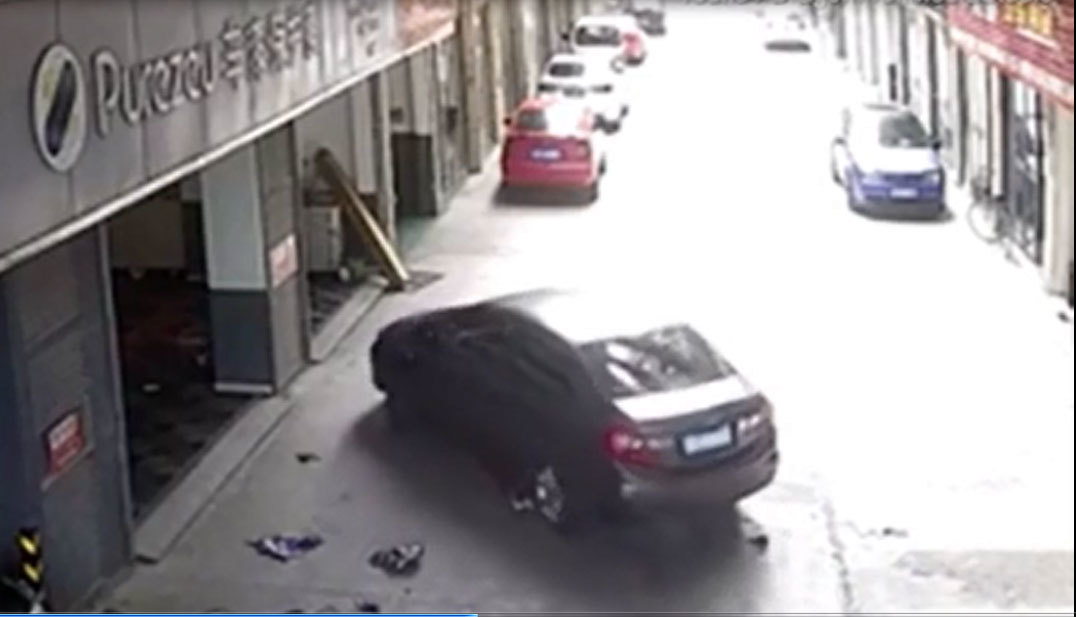 Không quan sát, cha lùi xe cán qua người con trai 3 tuổi