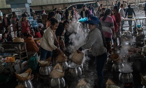 Người phụ nữ gõ cửa từng nhà khi đập thủy điện vỡ