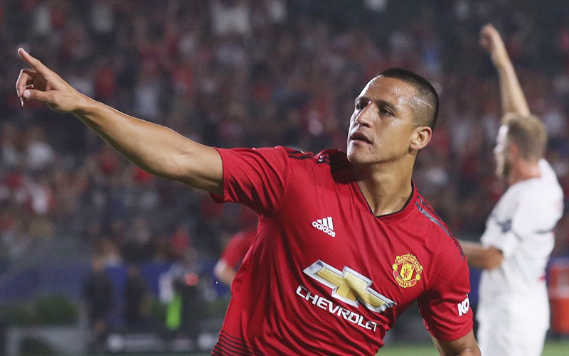 Sanchez ghi bàn, MU chật vật hạ Milan trên chấm 11m