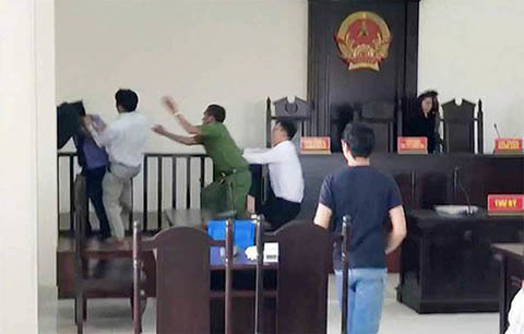 Vụ náo loạn tại tòa: Tạm giữ 2 đối tượng tấn công kiểm sát viên, phóng viên