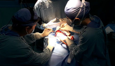 bé bị dính toàn bộ khớp sọ kèm não úng thủy