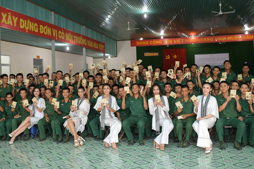 Các Hoa hậu, Á hậu tặng 12.000 cuốn sách cho chiến sỹ
