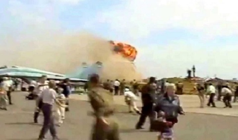 chiến đấu cơ lao vào đám đông khán giả