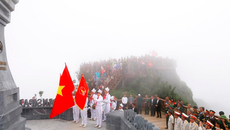 Lễ thượng cờ thiêng liêng trên đỉnh Fansipan Lễ thượng cờ thiêng liêng trên đỉnh Fansipan