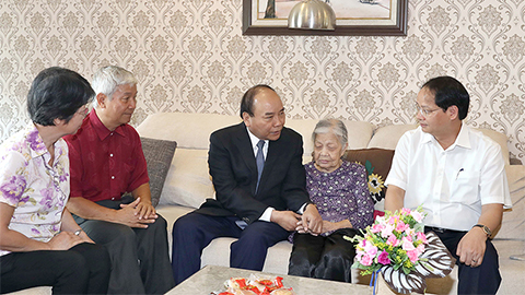 Thủ tướng thăm hỏi các gia đình liệt sĩ tại Hà Nội