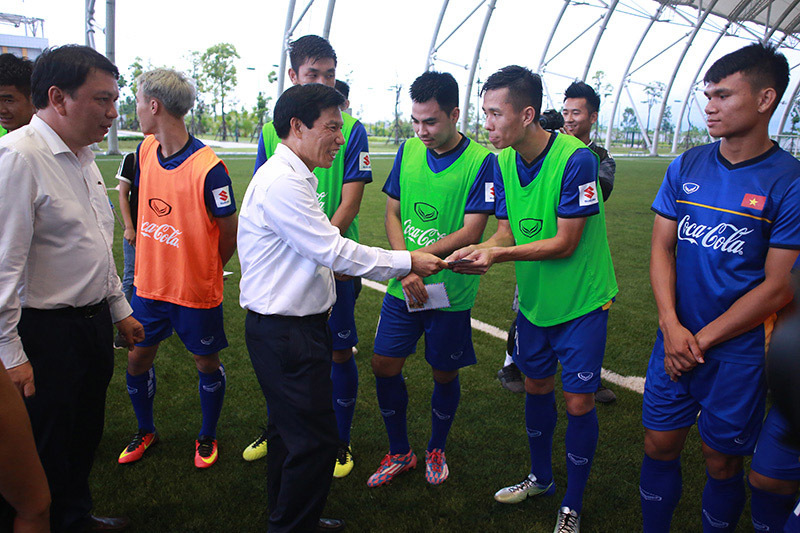 Bộ trưởng phát quà, chúc Olympic Việt Nam lập kỳ tích như Thường Châu