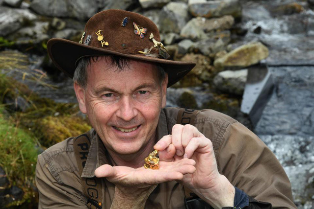 Bơi lặn dọc sông mò được cục vàng trị giá 1,5 tỷ đồng