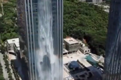 Cận cảnh thác nước nhân tạo cạnh tòa nhà ở Trung Quốc