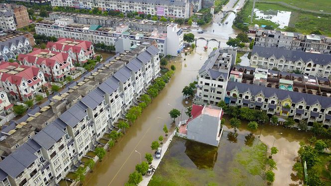 Nghịch cảnh: Nhà giàu Hà Nội bất lực nhìn biệt thự triệu đô ‘hao mòn’ trong nước