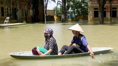 Hà Nội: Thầy cô đến lớp học bằng thuyền tự chế