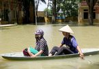 Hà Nội: Thầy cô đến lớp học bằng thuyền tự chế