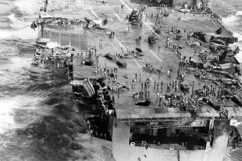 Ngày này năm xưa: Siêu tàu Mỹ rực cháy ở ngoài khơi Việt Nam