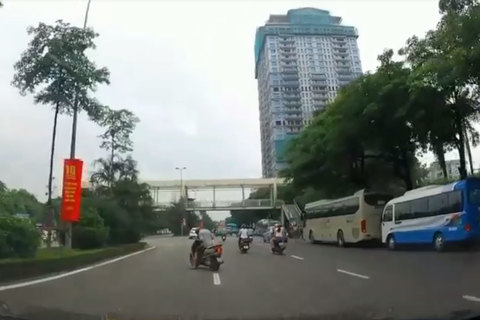 Bi hài clip người đàn ông ngủ gục trên xe máy giữa phố Hà Nội