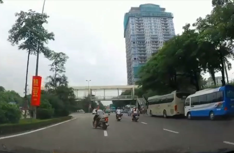 Bi hài clip người đàn ông ngủ gục trên xe máy giữa phố Hà Nội