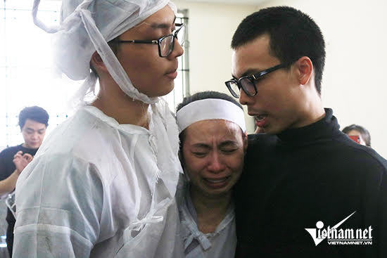 Giây phút xúc động khi con trai cả về chịu tang cố nghệ sĩ Thanh Hoàng