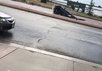 Kinh hoàng cảnh hố tử thần nuốt chửng xe hơi giữa đường