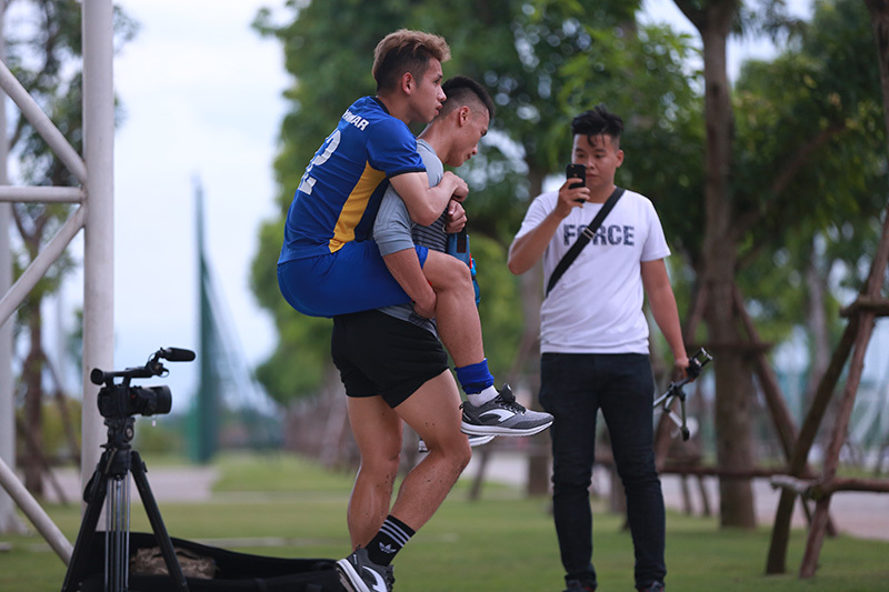 Tiến Dũng cõng Hồng Duy rời sân sau bài tập 