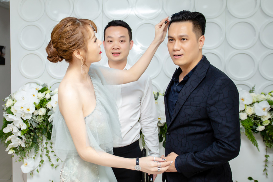 Quế Vân công khai cầm tay, vuốt tóc Việt Anh nơi đông người