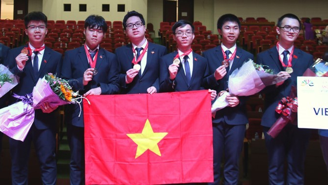 Việt Nam giành 2 HC Vàng, 2 HC Bạc Olympic Vật lý quốc tế năm 2018