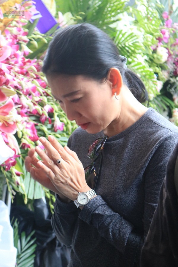 Vợ nghệ sĩ Thanh Hoàng khóc dặn chồng trước giờ ly biệt Vợ nghệ sĩ Thanh Hoàng khóc dặn chồng trước giờ ly biệt