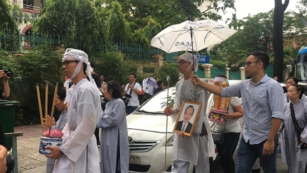 Vợ nghệ sĩ Thanh Hoàng khóc dặn chồng trước giờ ly biệt Vợ nghệ sĩ Thanh Hoàng khóc dặn chồng trước giờ ly biệt