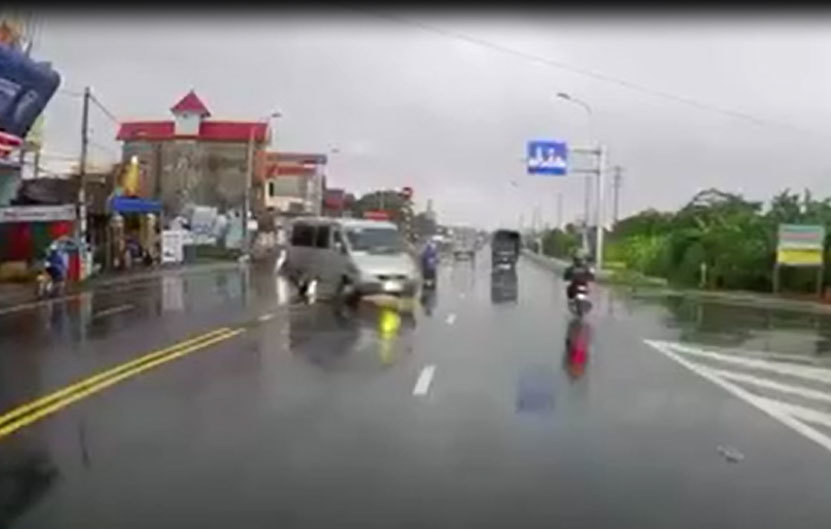 Hãy thận trọng gấp đôi khi đi xe trời mưa!