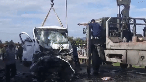 Chú rể và 12 người đi rước dâu tử vong khi xe khách đâm xe container