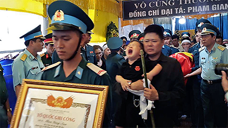 Vụ máy bay rơi: Tiễn đưa liệt sĩ phi công Phạm Giang Nam về với đất mẹ