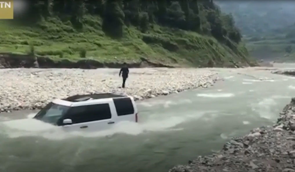 Tiếc tiền rửa xe, tài xế mang Land Rover ra sông tự rửa và cái kết đắng