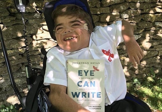 Cậu bé bại não 12 tuổi viết sách bằng ánh mắt