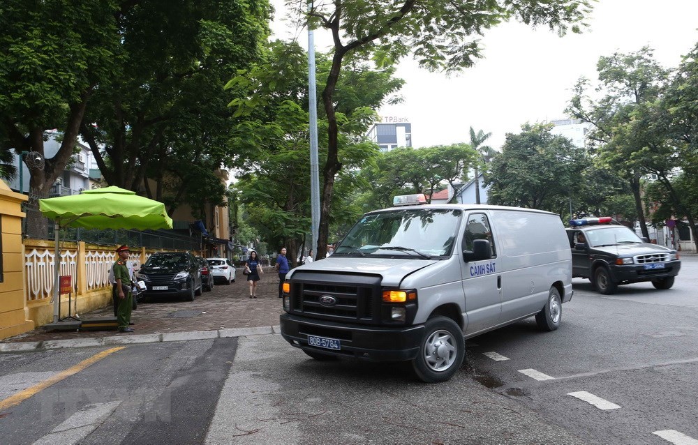 Hình ảnh dẫn giải Vũ 'nhôm' và 2 bị cáo đến tòa xét xử