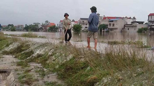 Hà Nội: Nước tràn qua đê ngập cả tuần, 2 chị em chết đuối thương tâm