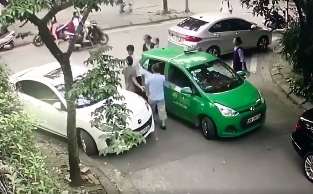 Thanh niên đi Mercedes cầm gạch đánh tài xế taxi chảy máu bị khởi tố