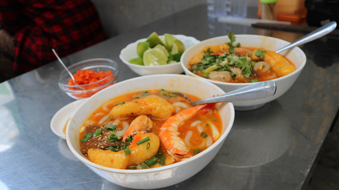 Bánh canh cua vỉa hè giá 300.000 đồng: Khách sành ăn giật mình