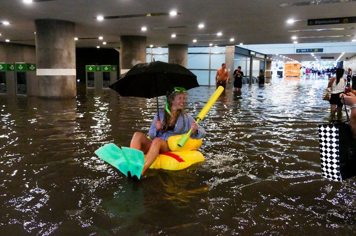 Ga tàu điện ngầm ngập nước, dân háo hức bơi lội