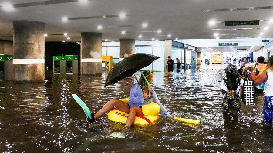 Ga tàu điện ngầm ngập nước, dân háo hức bơi lội