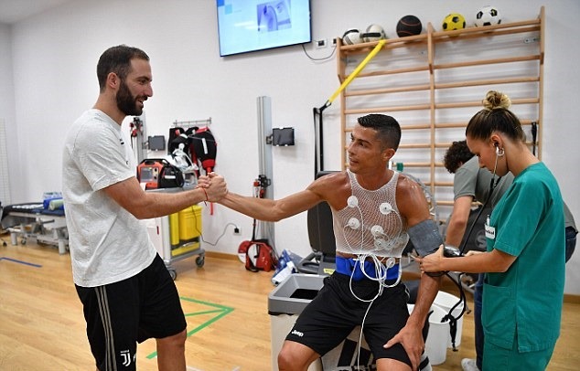Higuain, Dybala tay bắt mặt mừng chào đón Ronaldo