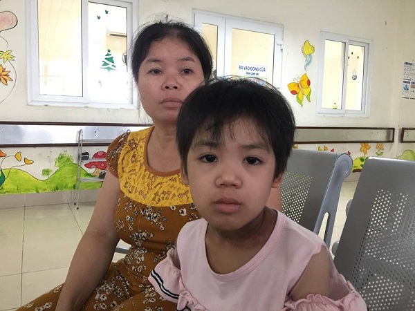 Ánh mắt buồn của cô bé 9 tuổi mắc bệnh ung thư vòm họng