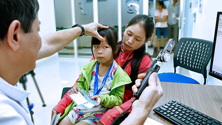 Báo động nhiều trẻ bị bệnh về mắt, cha mẹ lầm tưởng do nhìn theo bóng đèn