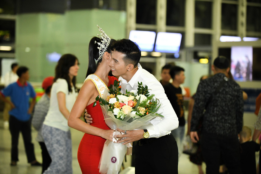 Nam vương Ngọc Tình thân mật với Hoa hậu Quốc tế tại sân bay