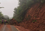 Sạt lở đất, quốc lộ 6 bị chặn cứng ở Sơn La