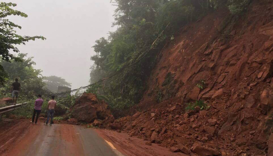 Sạt lở đất, quốc lộ 6 bị chặn cứng ở Sơn La